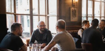 Le bar gay bears parisien : ambiance, règles et ce à quoi s&rsquo;attendre