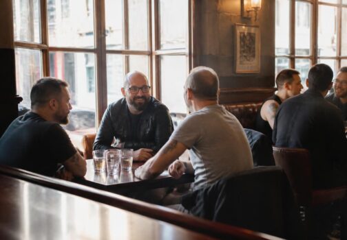 Le bar gay bears parisien : ambiance, règles et ce à quoi s&rsquo;attendre