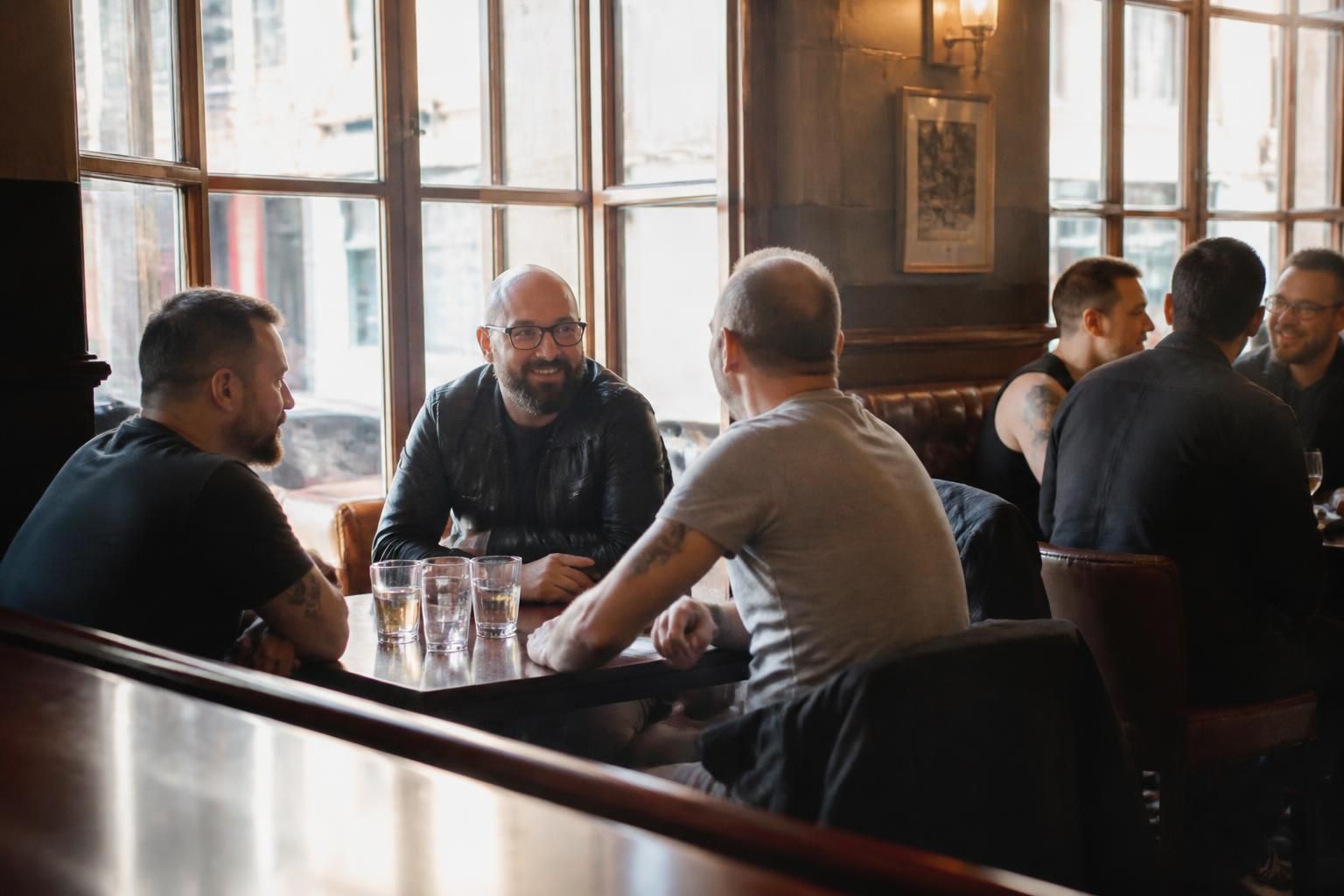 découvrez le bar gay bears parisien : une ambiance conviviale, les règles à connaître et ce à quoi s'attendre pour une soirée réussie entre amis.