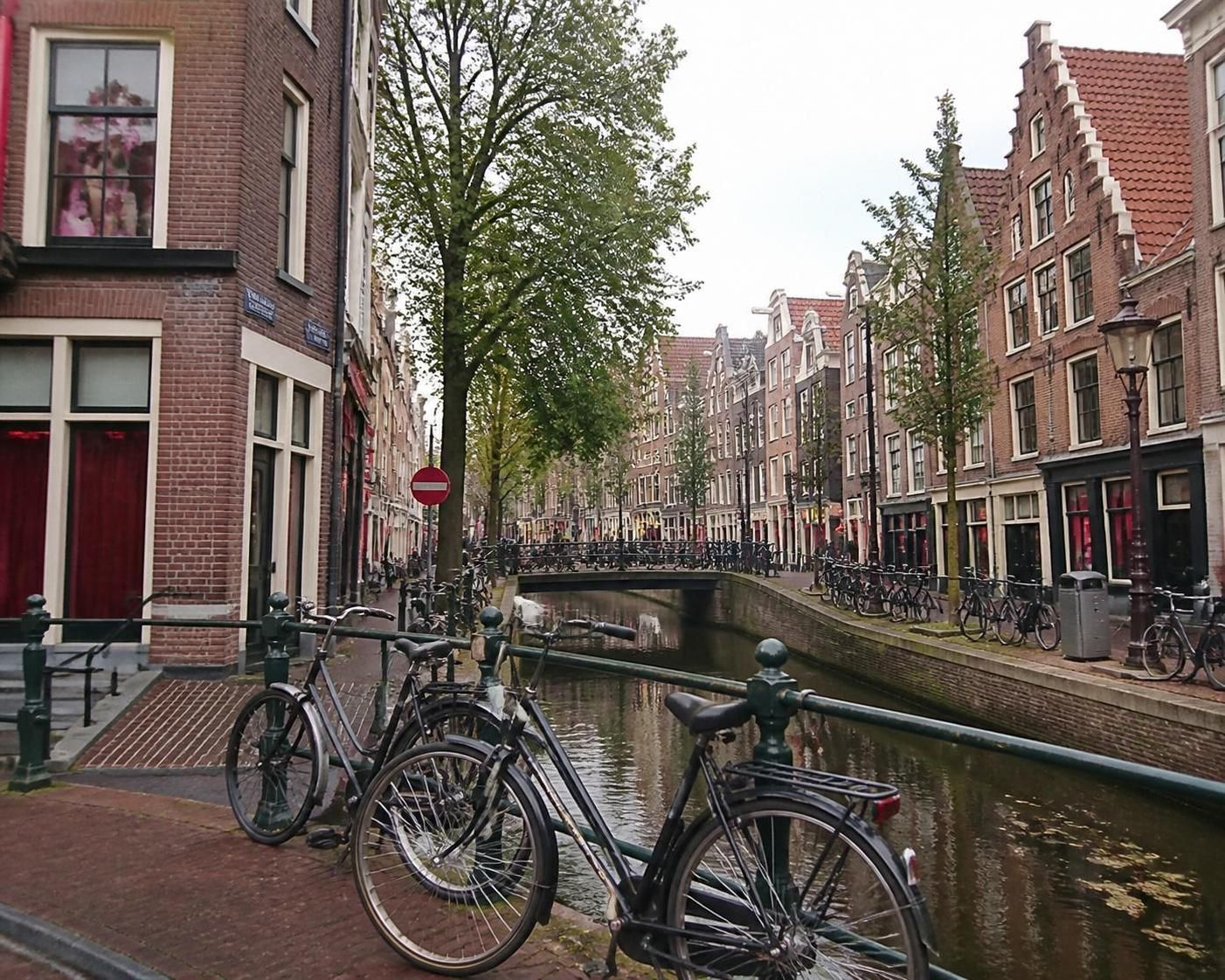 découvrez le red light district d'amsterdam, un lieu chargé d'histoires mêlant mythe et réalité historique, et explorez ses facettes culturelles et sociales uniques.