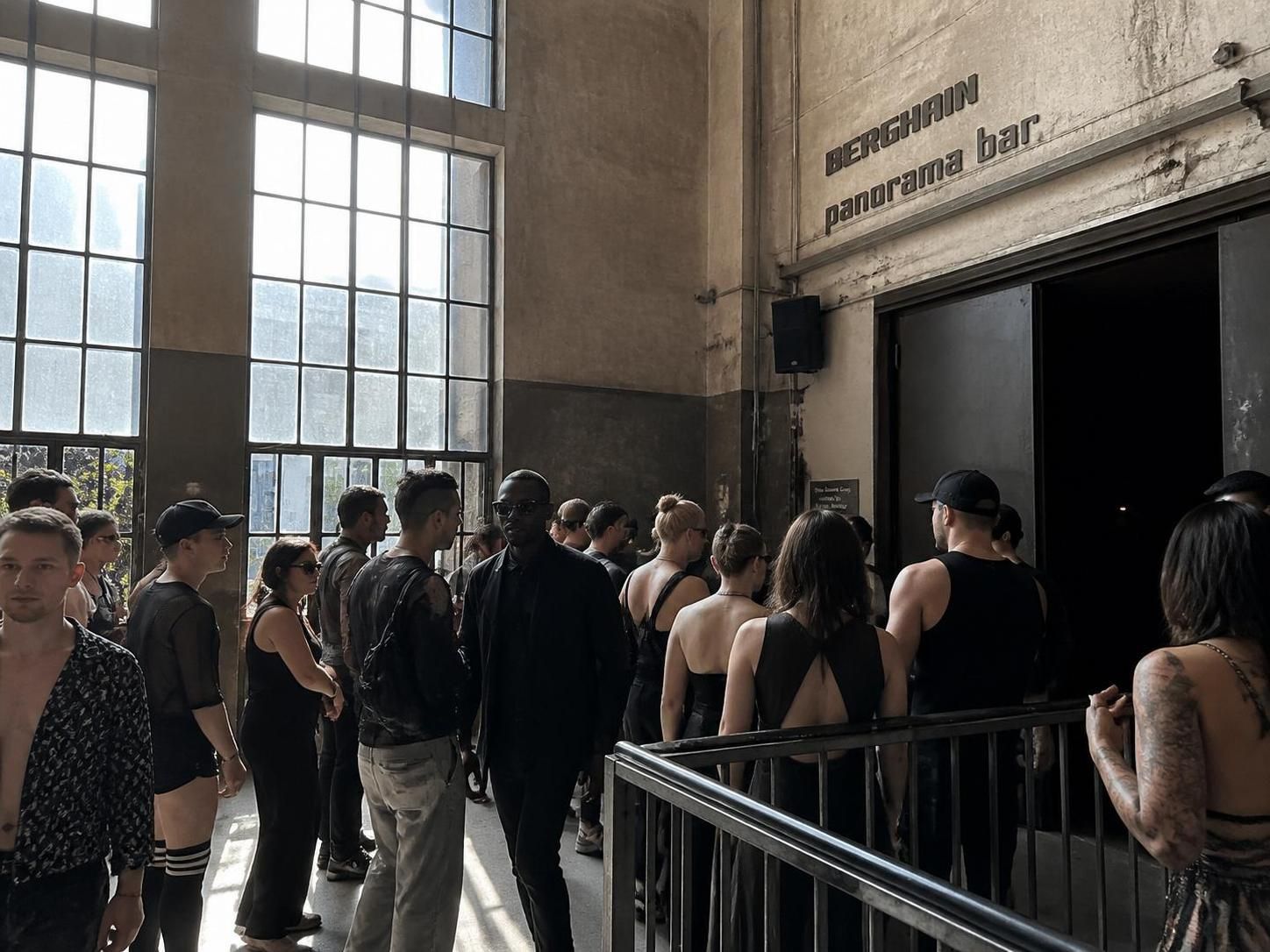 découvrez notre première expérience au célèbre berghain, plongez dans l'ambiance unique du club berlinois et explorez sa culture sexuelle singulière.
